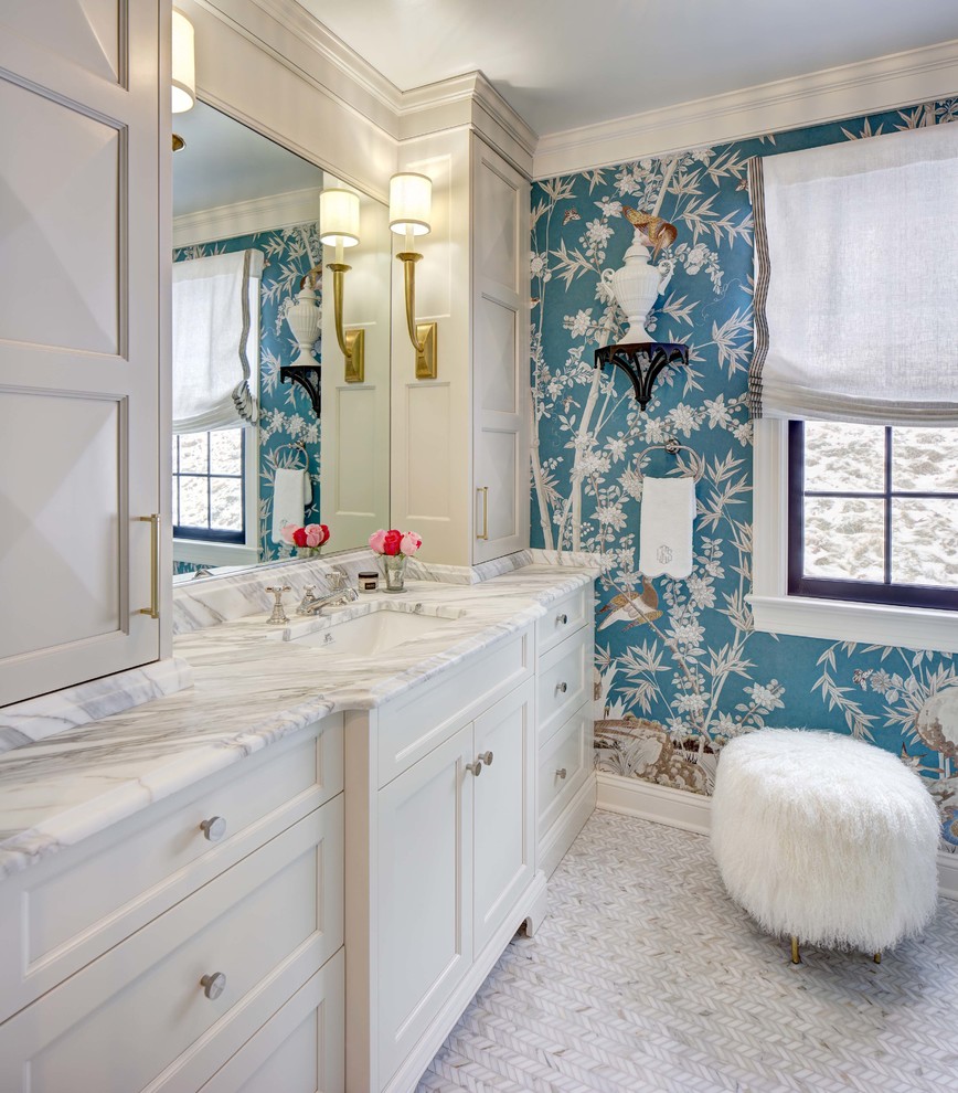Идея дизайна: главная ванная комната в классическом стиле с оранжевыми фасадами, синими стенами, полом из мозаичной плитки, врезной раковиной и белым полом