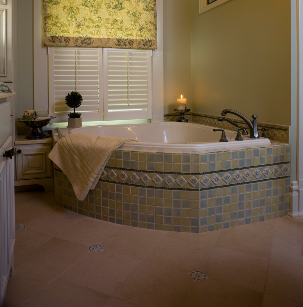 Idéer för ett mellanstort klassiskt en-suite badrum, med luckor med upphöjd panel, skåp i slitet trä, ett hörnbadkar, flerfärgad kakel, gröna väggar och travertin golv