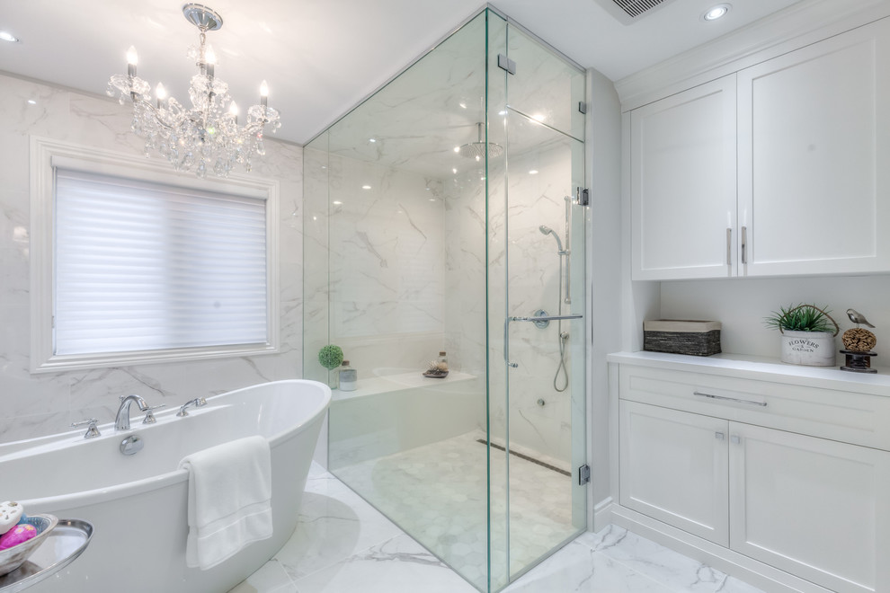 Imagen de cuarto de baño principal contemporáneo con armarios con paneles con relieve, puertas de armario blancas, ducha a ras de suelo, baldosas y/o azulejos blancos y encimera de cuarcita