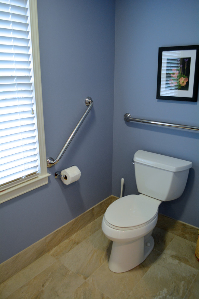 Exemple d'un WC et toilettes chic avec un lavabo encastré, un placard en trompe-l'oeil, des portes de placard blanches, un plan de toilette en granite, un carrelage gris et des carreaux de porcelaine.