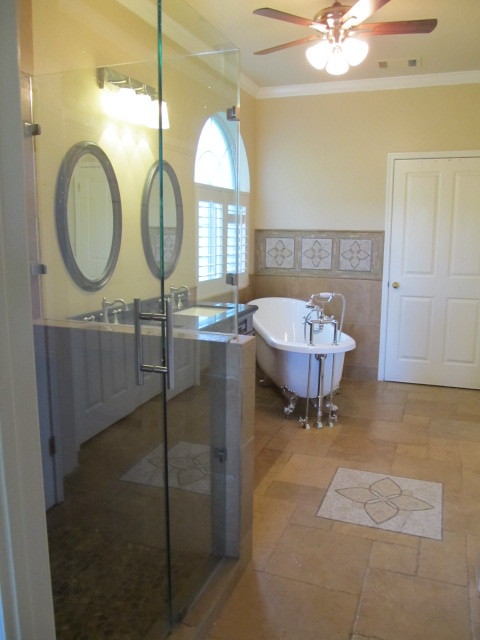 Cette image montre une salle de bain vintage avec un lavabo encastré, un plan de toilette en granite, une baignoire sur pieds, une douche d'angle, un carrelage marron, un carrelage de pierre, un mur beige et un sol en travertin.