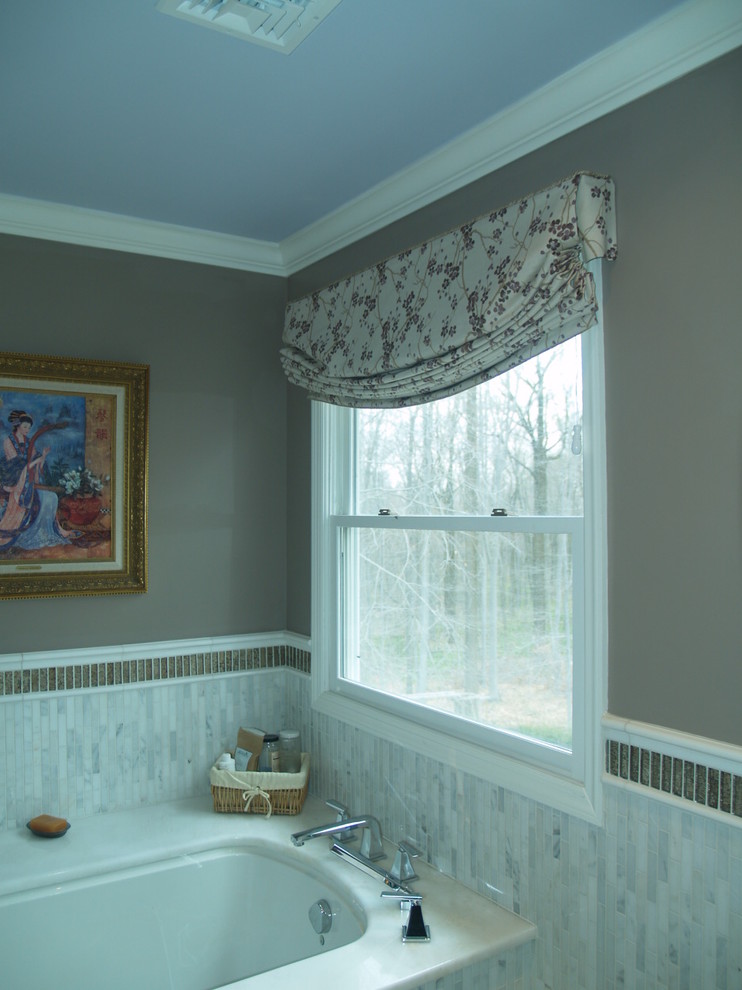 Idéer för ett klassiskt badrum, med ett undermonterat badkar, grå kakel, vit kakel, glaskakel och bruna väggar
