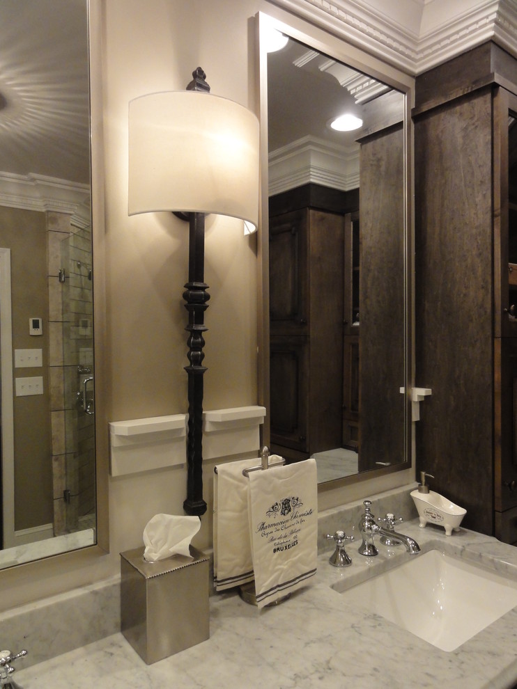 Inspiration för ett vintage badrum, med ett undermonterad handfat, möbel-liknande, skåp i mörkt trä, marmorbänkskiva, ett badkar med tassar, en dusch i en alkov, en toalettstol med separat cisternkåpa, beige kakel och mosaik