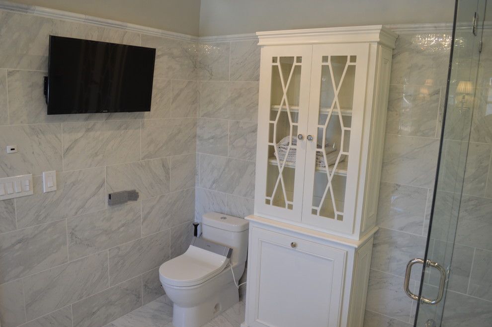 Cette image montre une salle de bain principale traditionnelle de taille moyenne avec un placard avec porte à panneau encastré, des portes de placard blanches, une baignoire indépendante, une douche d'angle, un bidet, un carrelage gris, des carreaux de porcelaine, un mur gris, un sol en carrelage de porcelaine, un lavabo encastré et un plan de toilette en quartz.