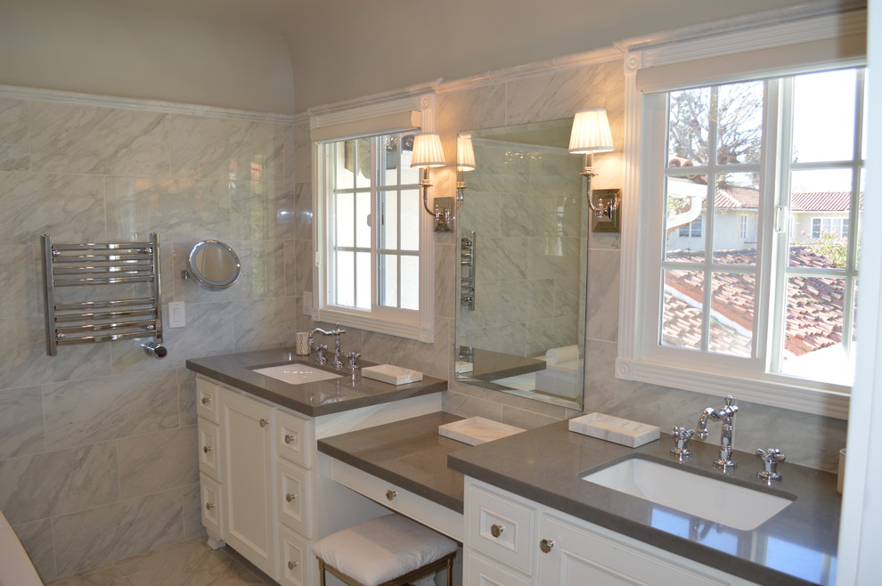 Idéer för ett mellanstort klassiskt en-suite badrum, med luckor med infälld panel, vita skåp, ett fristående badkar, en hörndusch, grå kakel, porslinskakel, grå väggar, klinkergolv i porslin, ett undermonterad handfat och bänkskiva i kvartsit