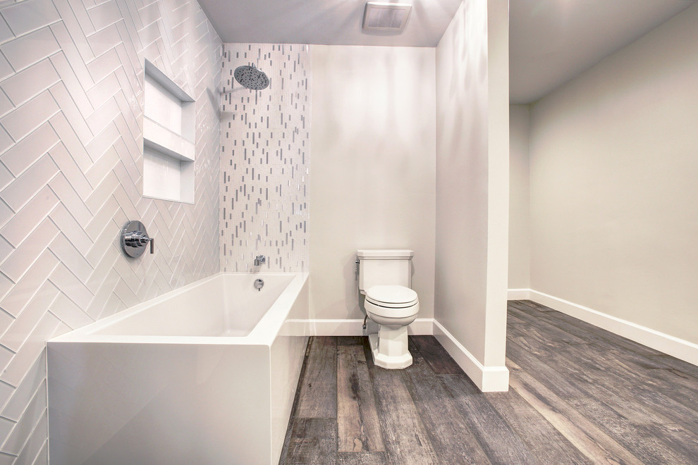 Inspiration pour une grande salle de bain principale design avec une baignoire en alcôve, un combiné douche/baignoire, WC séparés, un carrelage gris, un carrelage blanc, des carreaux de porcelaine, un mur gris, parquet foncé, un sol gris et aucune cabine.