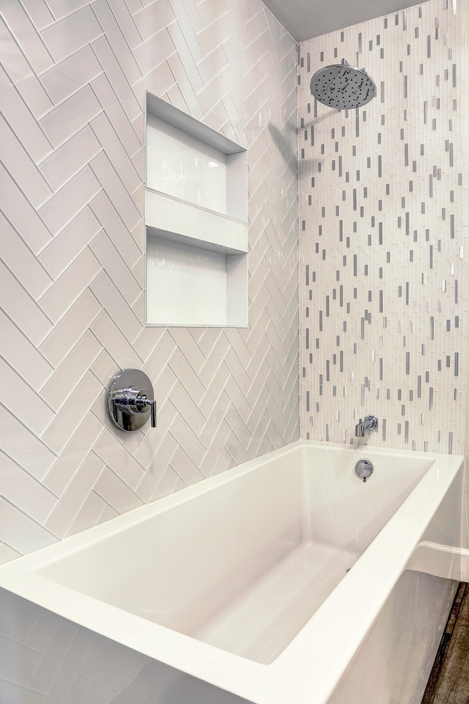 Bild på ett stort funkis en-suite badrum, med luckor med infälld panel, vita skåp, ett badkar i en alkov, en dusch/badkar-kombination, en toalettstol med separat cisternkåpa, grå kakel, vit kakel, porslinskakel, grå väggar, mörkt trägolv, ett undermonterad handfat, bänkskiva i kvarts, grått golv och med dusch som är öppen