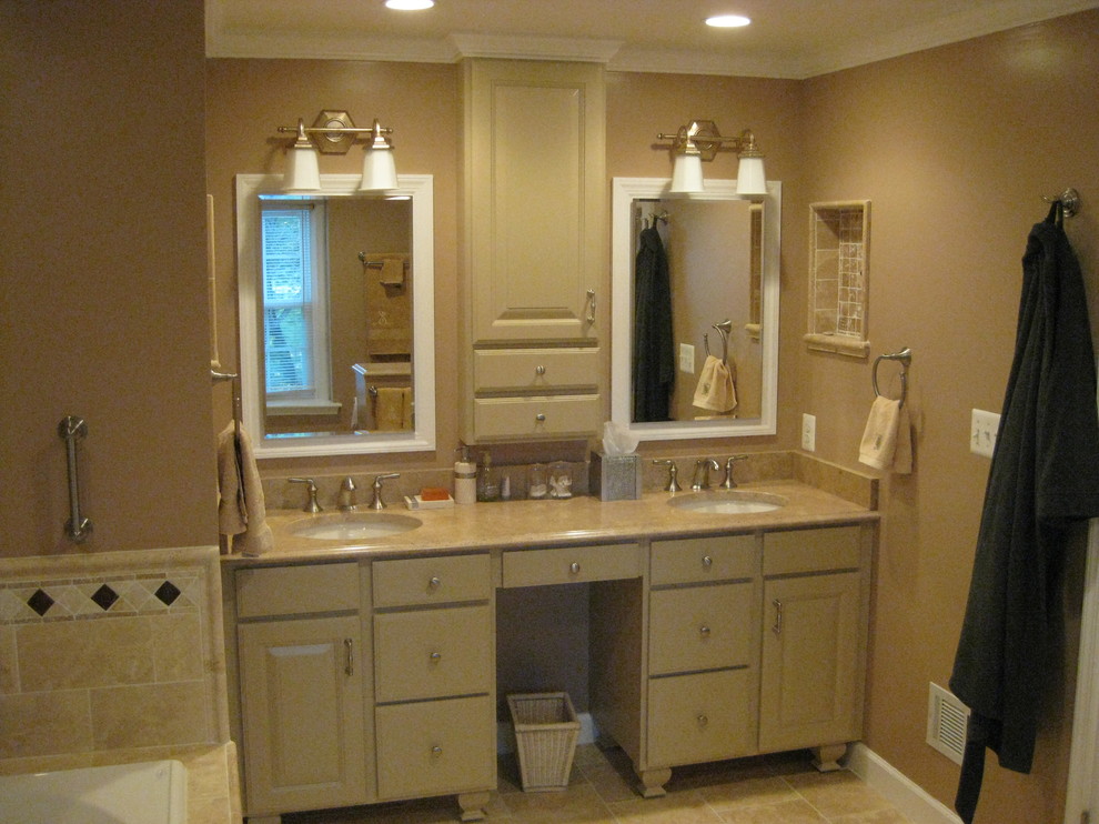 Idéer för mellanstora vintage en-suite badrum, med luckor med upphöjd panel, beige skåp, en hörndusch, beige kakel, keramikplattor, klinkergolv i keramik, granitbänkskiva, beiget golv och dusch med gångjärnsdörr