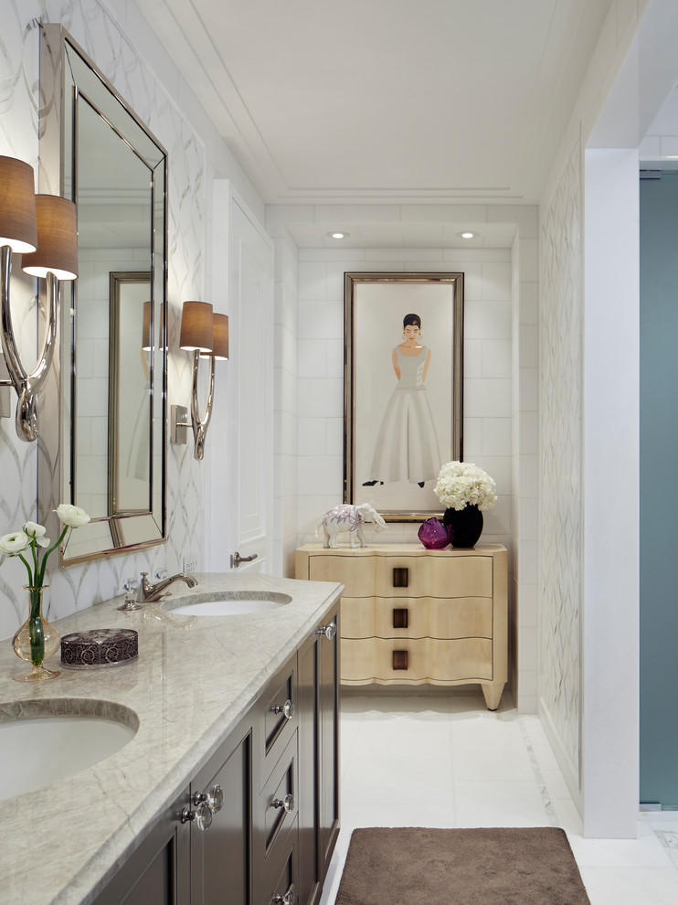 На фото: главная ванная комната в классическом стиле с белым полом, серой столешницей и врезной раковиной с