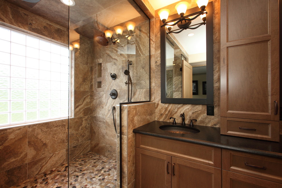 Cette photo montre une salle de bain principale tendance en bois brun avec un lavabo encastré, un placard avec porte à panneau encastré, un plan de toilette en granite, une douche double, un carrelage marron, des carreaux de céramique et un sol en carrelage de céramique.