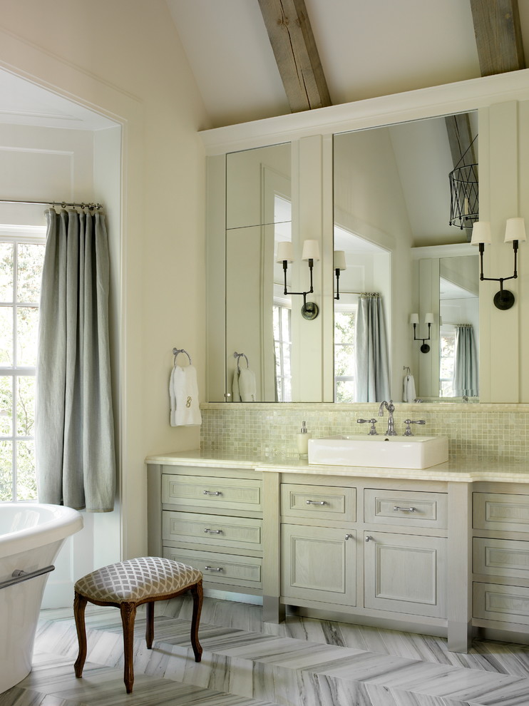Пример оригинального дизайна: ванная комната в классическом стиле с отдельно стоящей ванной и плиткой мозаикой