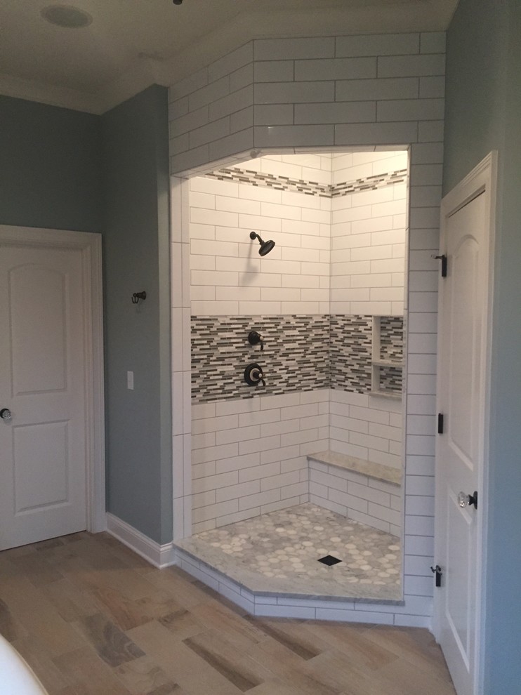 Cette photo montre une salle de bain principale tendance de taille moyenne avec une douche d'angle, un carrelage noir et blanc, un carrelage en pâte de verre, un mur blanc, un sol en carrelage de porcelaine, un sol gris et aucune cabine.