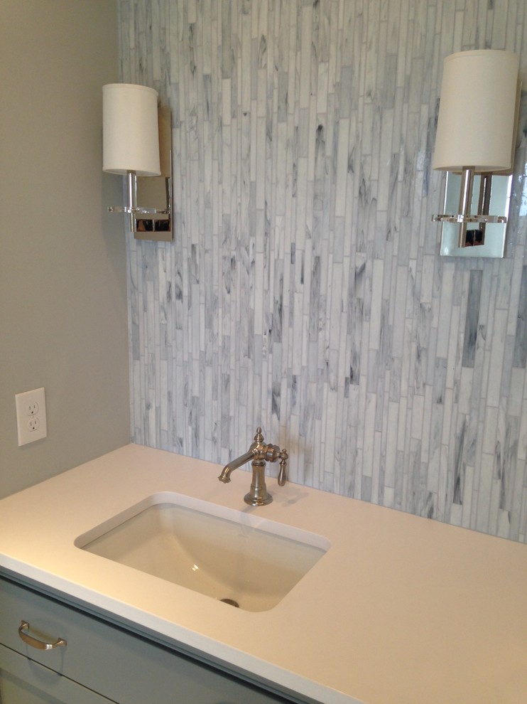 Exempel på ett modernt vit vitt en-suite badrum, med skåp i shakerstil, grå skåp, en hörndusch, grå kakel, marmorkakel, beige väggar, marmorgolv, ett undermonterad handfat, vitt golv och dusch med gångjärnsdörr
