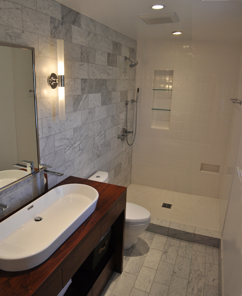 Idee per una stanza da bagno padronale chic di medie dimensioni con lavabo rettangolare, nessun'anta, ante in legno bruno, top in legno, WC monopezzo e pavimento in marmo