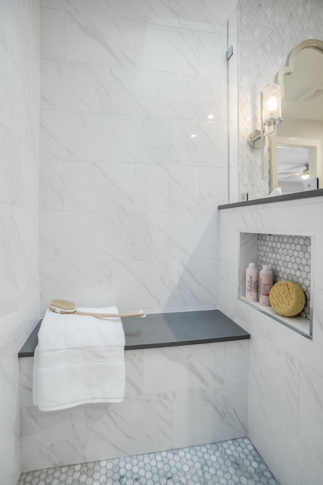 Идея дизайна: маленькая главная ванная комната в стиле неоклассика (современная классика) с фасадами в стиле шейкер, белыми фасадами, угловым душем, раздельным унитазом, белой плиткой, мраморной плиткой, серыми стенами, полом из керамогранита, врезной раковиной, столешницей из искусственного кварца, серым полом и душем с распашными дверями для на участке и в саду