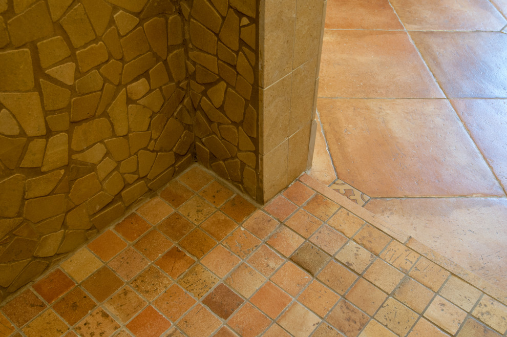 Bild på ett stort medelhavsstil beige beige en-suite badrum, med luckor med infälld panel, skåp i mellenmörkt trä, ett undermonterat badkar, en kantlös dusch, en bidé, beige kakel, kakelplattor, beige väggar, klinkergolv i porslin, ett undermonterad handfat, bänkskiva i kvarts, orange golv och dusch med gångjärnsdörr