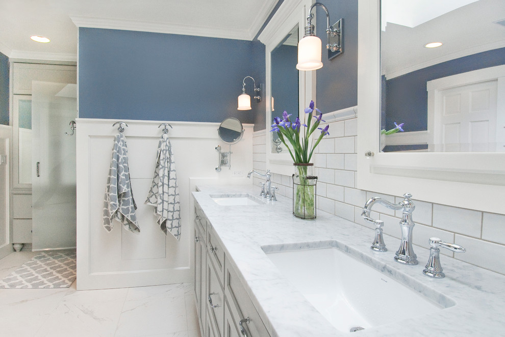 На фото: ванная комната среднего размера в классическом стиле с врезной раковиной, фасадами в стиле шейкер, серыми фасадами, белой плиткой, плиткой кабанчик, синими стенами и полом из керамогранита