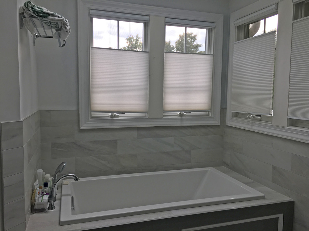 Idéer för ett mellanstort klassiskt vit en-suite badrum, med skåp i shakerstil, grå skåp, ett platsbyggt badkar, en dusch i en alkov, en toalettstol med separat cisternkåpa, grå kakel, porslinskakel, grå väggar, klinkergolv i porslin, ett undermonterad handfat, bänkskiva i kvarts, grått golv och dusch med gångjärnsdörr