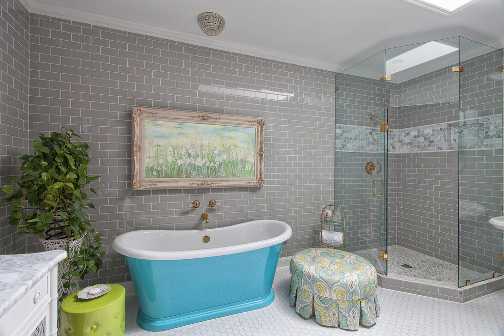 Inredning av ett klassiskt mellanstort en-suite badrum, med skåp i shakerstil, skåp i slitet trä, ett fristående badkar, en hörndusch, grå kakel, tunnelbanekakel, grå väggar, klinkergolv i porslin, ett undermonterad handfat och marmorbänkskiva