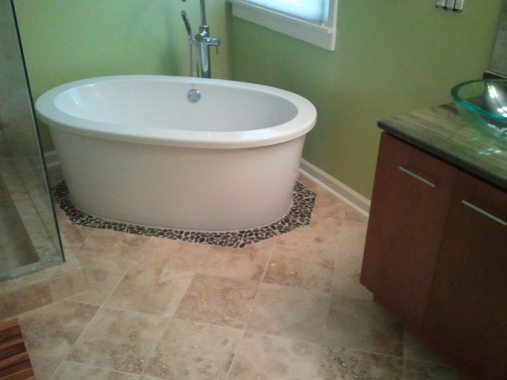 Ejemplo de cuarto de baño principal contemporáneo con bañera exenta, ducha esquinera, baldosas y/o azulejos beige, baldosas y/o azulejos de cerámica, paredes verdes y suelo de baldosas de cerámica