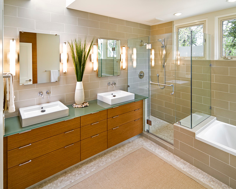 Пример оригинального дизайна: ванная комната среднего размера в современном стиле с настольной раковиной, плоскими фасадами, фасадами цвета дерева среднего тона, стеклянной столешницей, накладной ванной, открытым душем, керамогранитной плиткой и полом из мозаичной плитки
