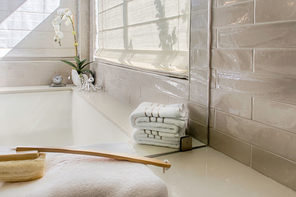 Exempel på ett stort maritimt en-suite badrum, med ett undermonterad handfat, släta luckor, bänkskiva i kvarts, en hörndusch, beige kakel, vit kakel, tunnelbanekakel, skåp i mörkt trä, ett undermonterat badkar, vita väggar, vinylgolv, beiget golv och dusch med gångjärnsdörr