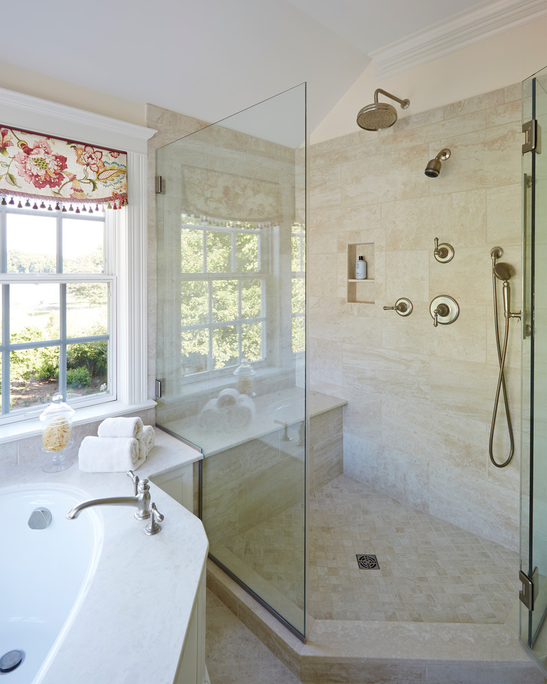 Foto på ett shabby chic-inspirerat badrum, med ett undermonterad handfat, luckor med infälld panel, vita skåp, ett hörnbadkar, en hörndusch och beige väggar