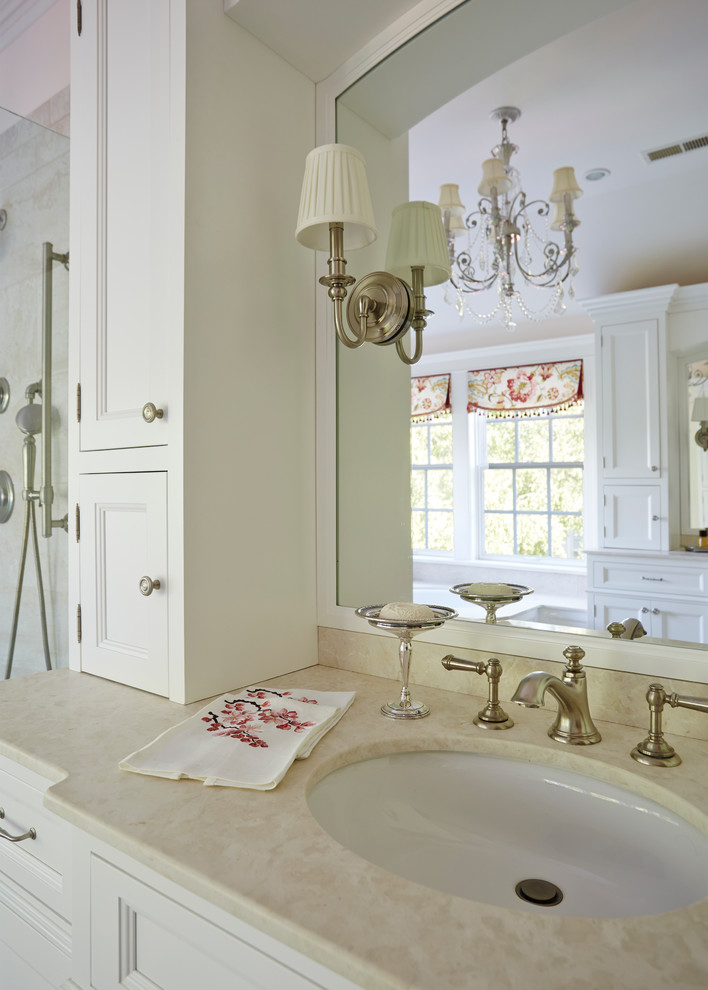 На фото: ванная комната в стиле шебби-шик с врезной раковиной, фасадами с утопленной филенкой, белыми фасадами, угловой ванной, угловым душем и бежевыми стенами