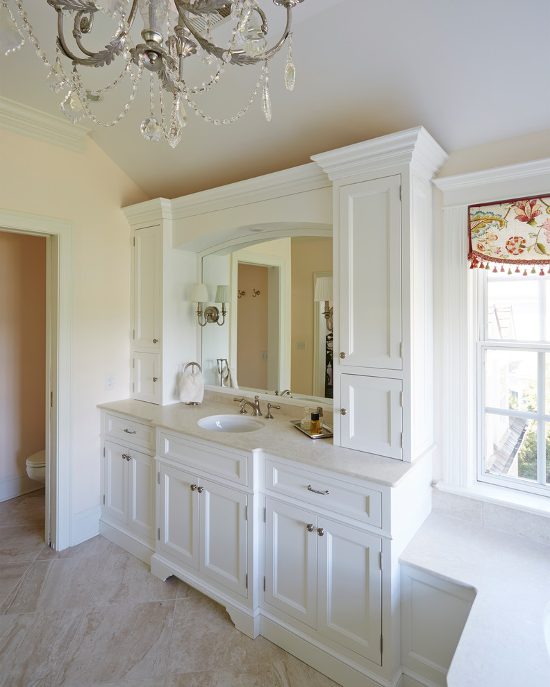 На фото: ванная комната в стиле шебби-шик с врезной раковиной, фасадами с утопленной филенкой, белыми фасадами, угловой ванной, угловым душем и бежевыми стенами