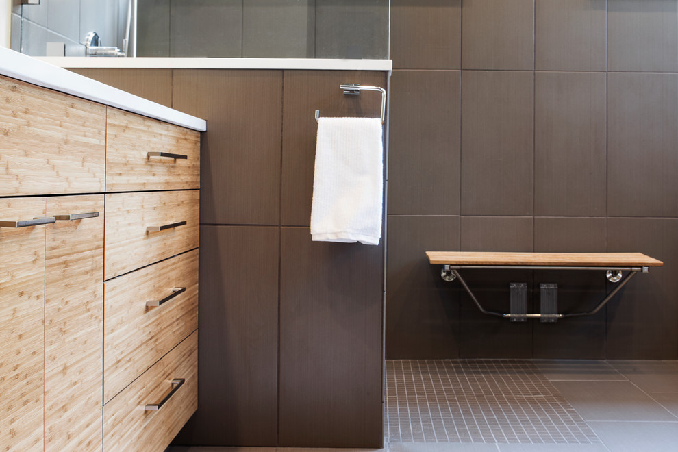 Idée de décoration pour une grande salle de bain principale design en bois brun avec un placard à porte plane, une douche d'angle, un carrelage gris, des carreaux de porcelaine, un mur beige, un sol en carrelage de porcelaine, un lavabo encastré, un sol gris et aucune cabine.