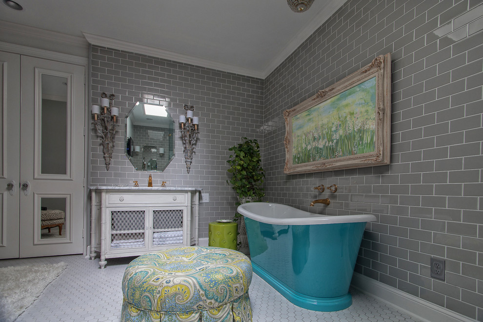 Inspiration pour une salle de bain principale traditionnelle en bois vieilli de taille moyenne avec un placard à porte shaker, une baignoire indépendante, une douche d'angle, un carrelage gris, un carrelage métro, un mur gris, un lavabo encastré et un plan de toilette en marbre.