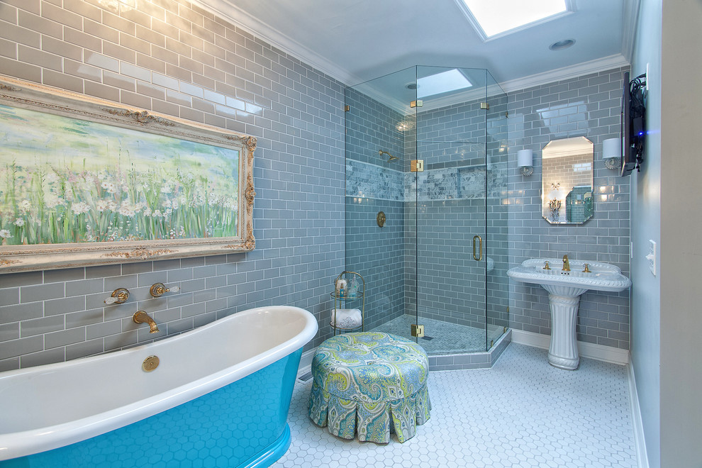 Exempel på ett mellanstort klassiskt en-suite badrum, med skåp i shakerstil, skåp i slitet trä, ett fristående badkar, en hörndusch, grå kakel, tunnelbanekakel, grå väggar, klinkergolv i porslin, ett undermonterad handfat och marmorbänkskiva