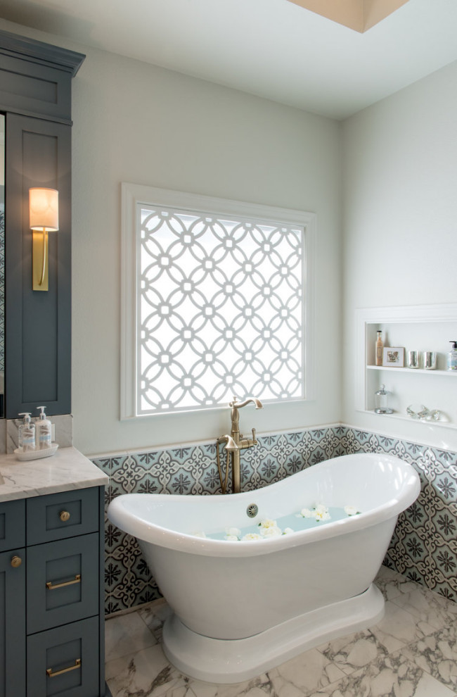 Источник вдохновения для домашнего уюта: большая главная ванная комната в стиле неоклассика (современная классика) с фасадами в стиле шейкер, синими фасадами, отдельно стоящей ванной, двойным душем, унитазом-моноблоком, белой плиткой, цементной плиткой, белыми стенами, полом из керамогранита, врезной раковиной, мраморной столешницей, белым полом, душем с распашными дверями, белой столешницей, сиденьем для душа, тумбой под две раковины, встроенной тумбой и многоуровневым потолком