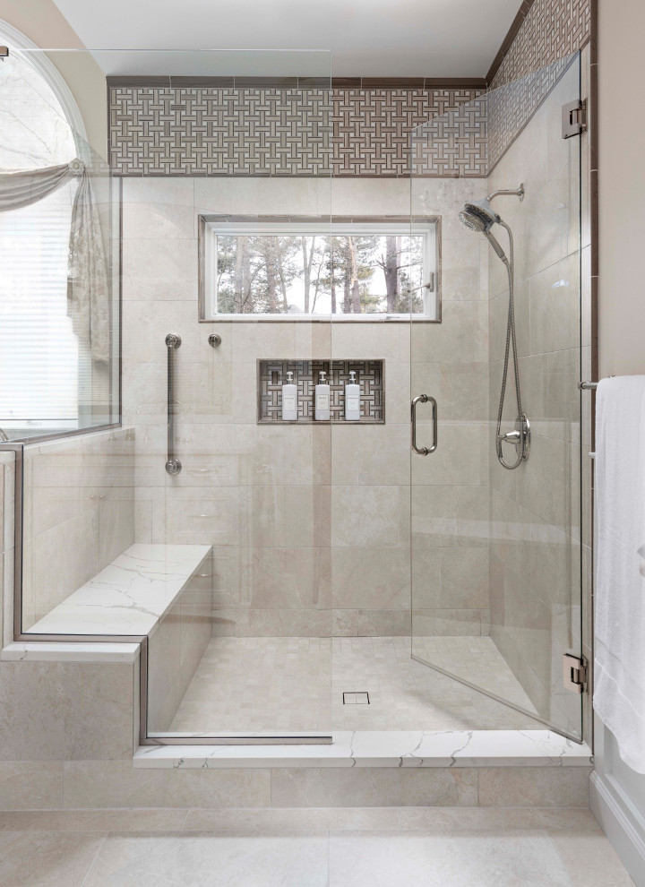Idéer för ett mycket stort klassiskt vit en-suite badrum, med luckor med infälld panel, vita skåp, ett fristående badkar, en hörndusch, en bidé, vit kakel, porslinskakel, beige väggar, klinkergolv i porslin, ett undermonterad handfat, bänkskiva i kvarts, beiget golv och dusch med gångjärnsdörr