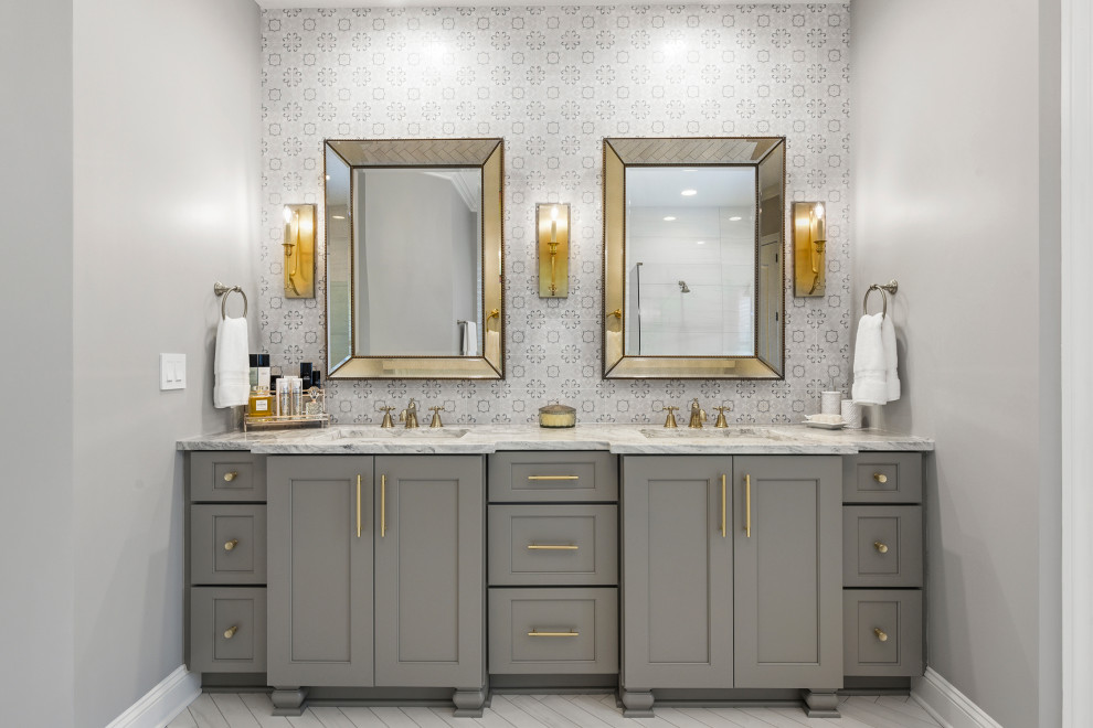 На фото: большая ванная комната в стиле неоклассика (современная классика) с фасадами с утопленной филенкой, серыми фасадами, плиткой мозаикой, серыми стенами, врезной раковиной, серым полом и белой столешницей