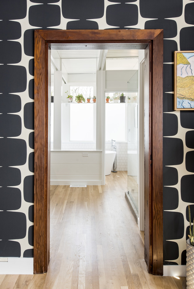 Foto de cuarto de baño vintage con suelo de madera en tonos medios