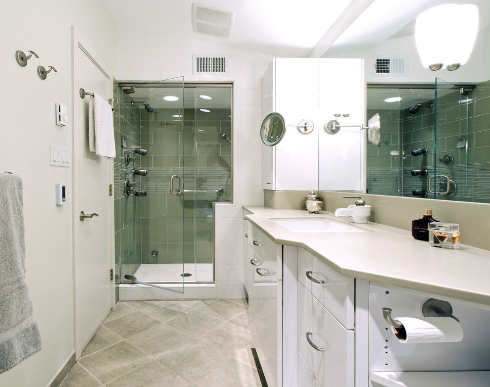 Immagine di una stretta e lunga stanza da bagno contemporanea con lavabo sottopiano, ante lisce, ante bianche, doccia alcova e piastrelle verdi
