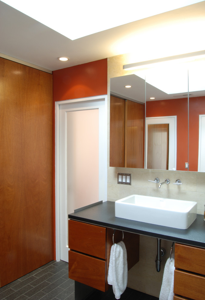 На фото: ванная комната в стиле модернизм с настольной раковиной с