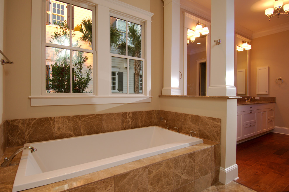 Inspiration pour une grande salle de bain principale bohème avec un placard à porte shaker, des portes de placard blanches, une baignoire posée, un mur marron, parquet foncé, un plan de toilette en granite et un sol marron.