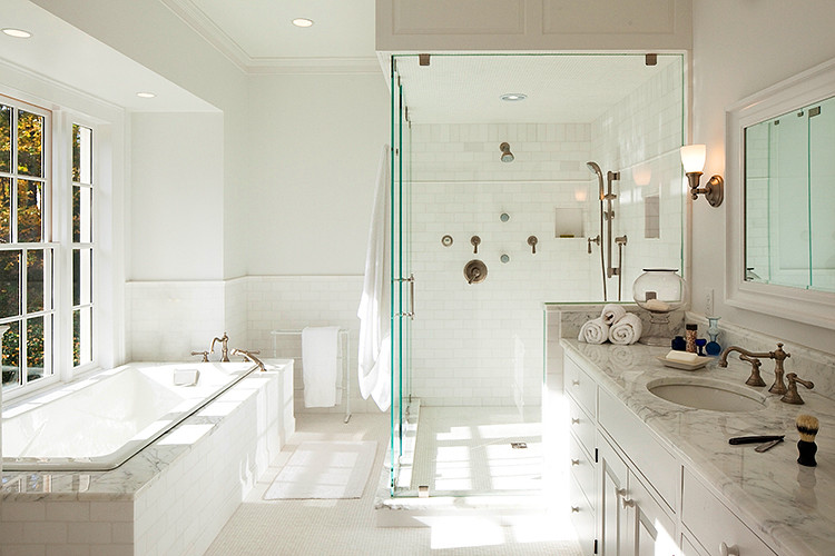 Идея дизайна: большая главная ванная комната в классическом стиле с врезной раковиной, фасадами с выступающей филенкой, белыми фасадами, мраморной столешницей, накладной ванной, двойным душем, белой плиткой, каменной плиткой, белыми стенами, мраморным полом и белым полом