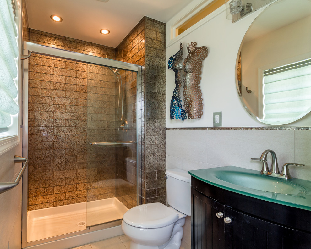 Источник вдохновения для домашнего уюта: ванная комната среднего размера в стиле неоклассика (современная классика) с темными деревянными фасадами, ванной в нише, душем в нише, раздельным унитазом, коричневой плиткой, металлической плиткой, белыми стенами, полом из керамогранита, душевой кабиной, монолитной раковиной, стеклянной столешницей, белым полом, душем с раздвижными дверями и зеленой столешницей