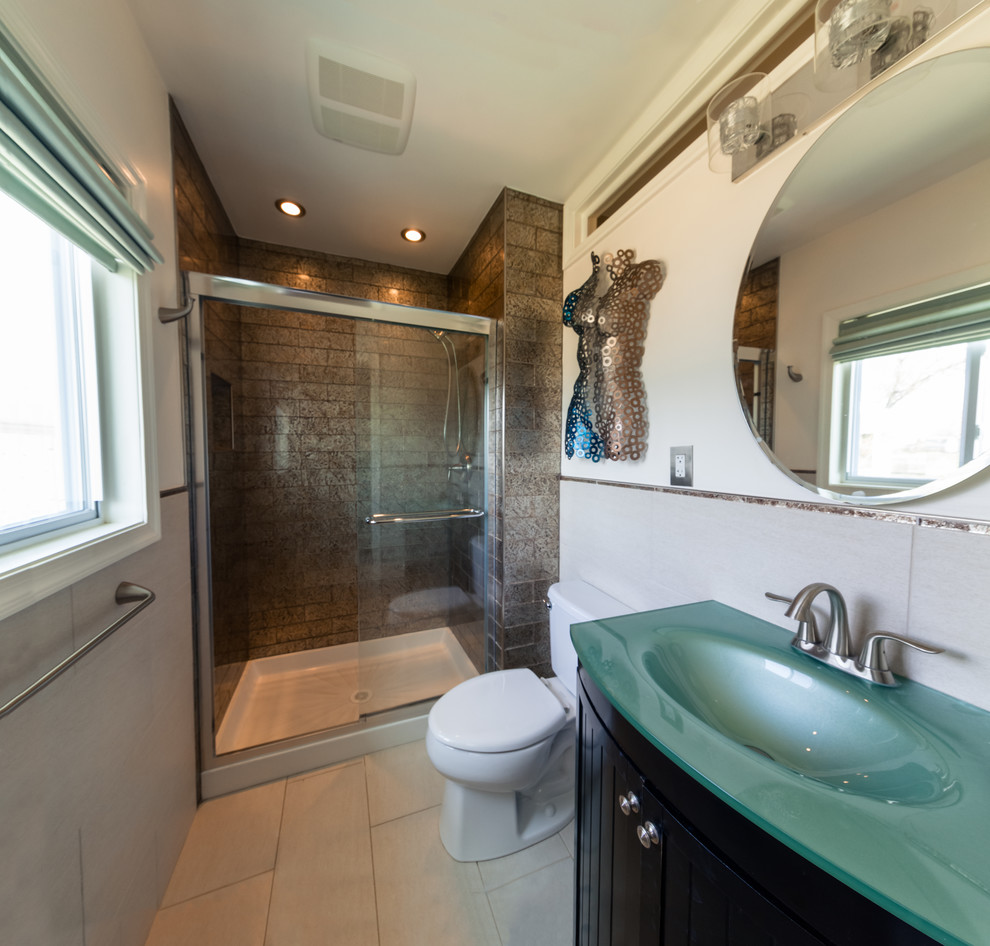 Пример оригинального дизайна: ванная комната среднего размера в стиле неоклассика (современная классика) с темными деревянными фасадами, ванной в нише, душем в нише, раздельным унитазом, коричневой плиткой, металлической плиткой, белыми стенами, полом из керамогранита, душевой кабиной, монолитной раковиной, стеклянной столешницей, белым полом, душем с раздвижными дверями и зеленой столешницей
