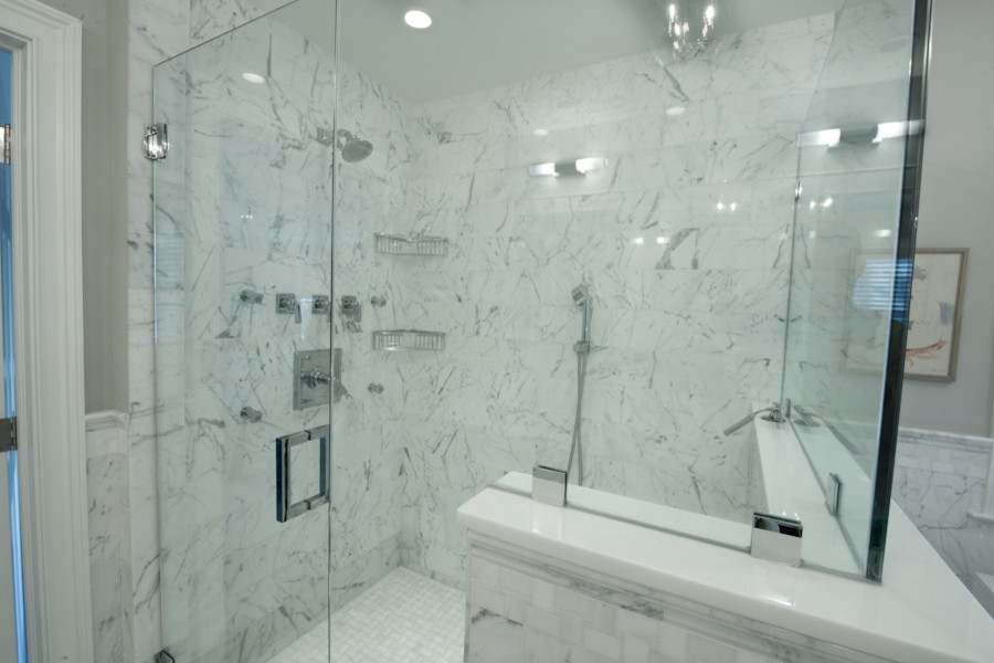 Foto di una stanza da bagno tradizionale con lavabo sottopiano, ante in stile shaker, ante bianche, top in vetro, vasca/doccia, WC monopezzo, piastrelle bianche e piastrelle in pietra
