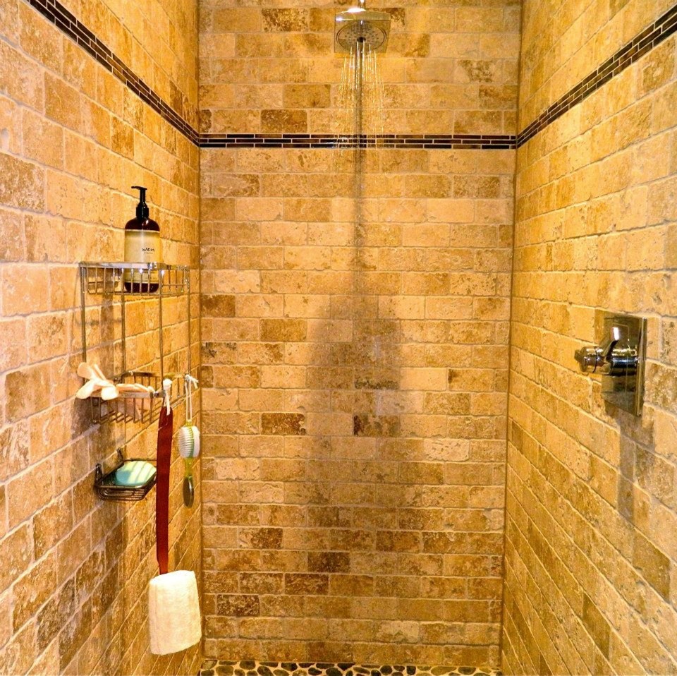 На фото: маленькая главная ванная комната в стиле рустика с открытым душем, бежевой плиткой, каменной плиткой и полом из галечной плитки для на участке и в саду