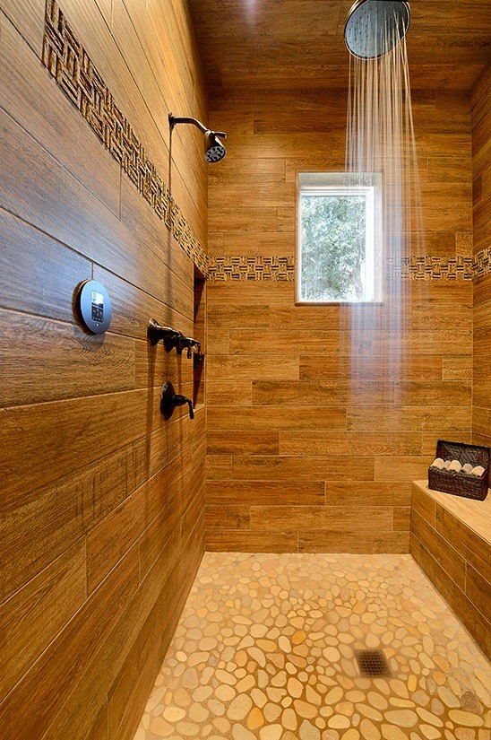 Идея дизайна: большая главная ванная комната в стиле фьюжн с душем в нише, коричневой плиткой и керамогранитной плиткой