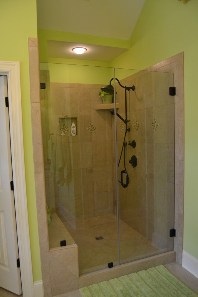 Idee per una stanza da bagno rustica con piastrelle beige