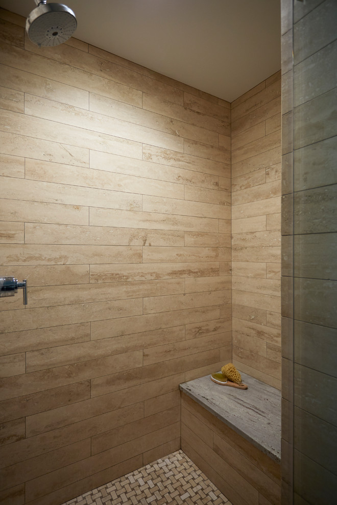 Cette image montre une grande salle de bain principale design avec un espace douche bain, un carrelage marron, du carrelage en travertin, un mur marron, un sol en carrelage de terre cuite, un sol multicolore et aucune cabine.
