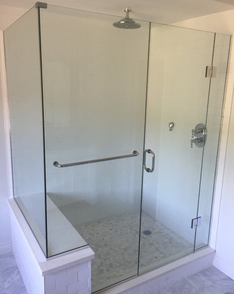 Esempio di una grande stanza da bagno padronale moderna con doccia ad angolo