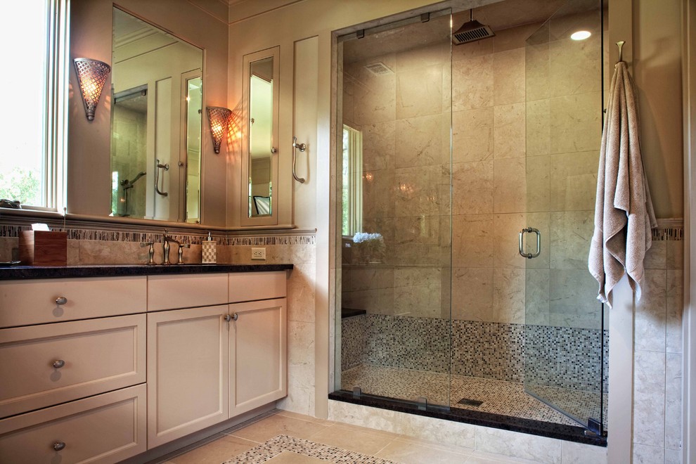 На фото: главная ванная комната в современном стиле с фасадами в стиле шейкер, белыми фасадами, столешницей из гранита, разноцветной плиткой и полом из травертина с