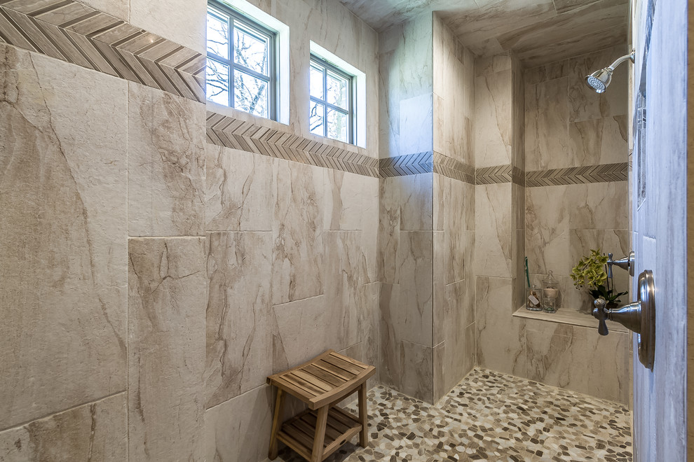 Idee per una stanza da bagno padronale country con doccia aperta